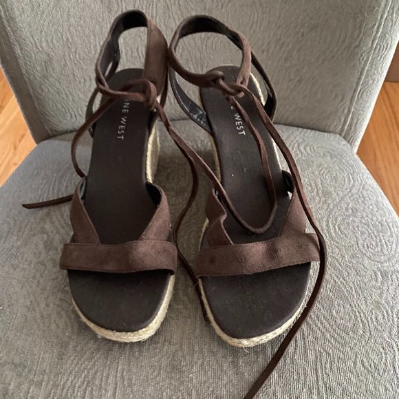 NINE WEST chocolate brown wedge sandal, 8 1/2 - Picture 2 of 5